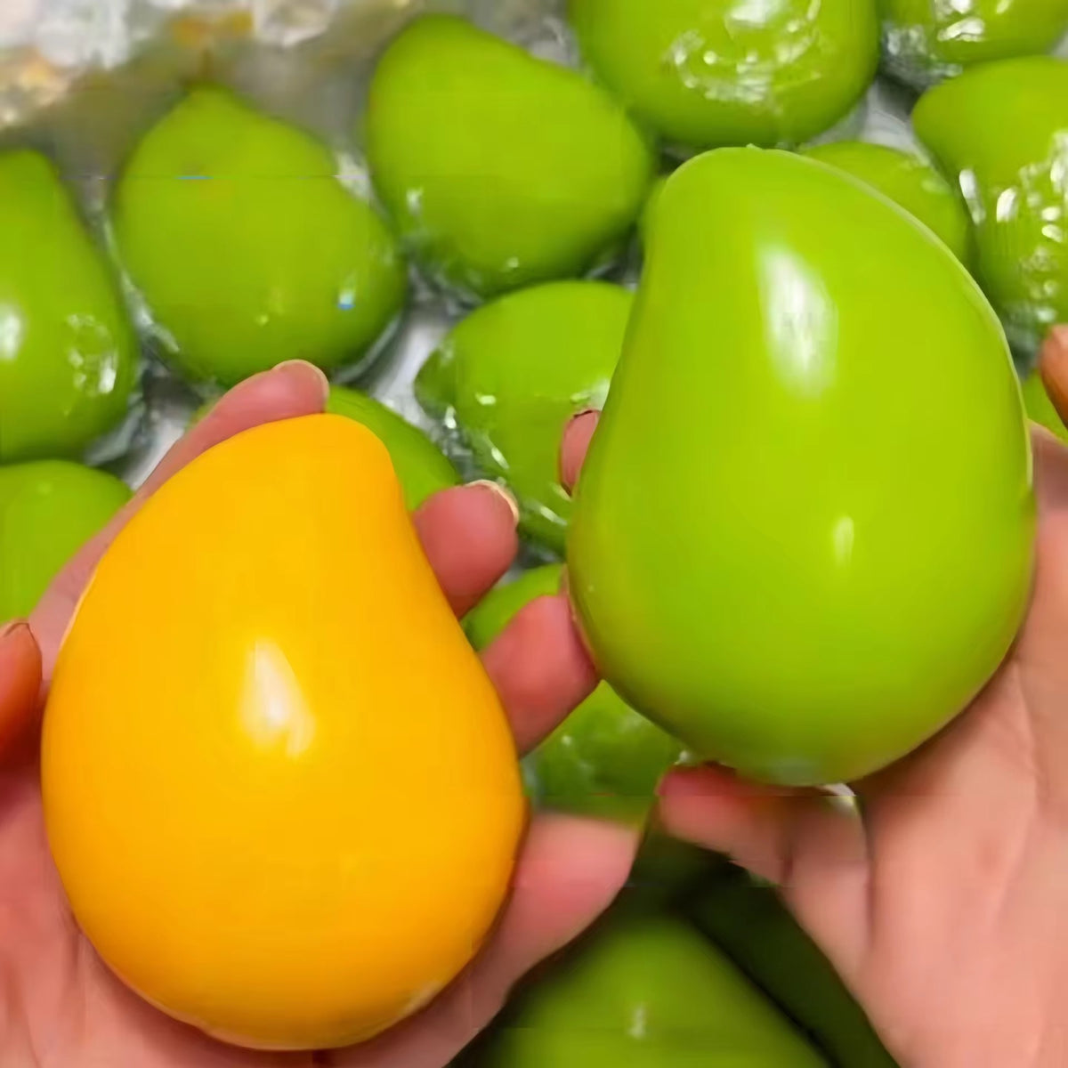 RTS Crunchy Color Changing Mango Squishy